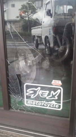 ガラスの修理（静岡市駿河区カモメモーターサイクル様）