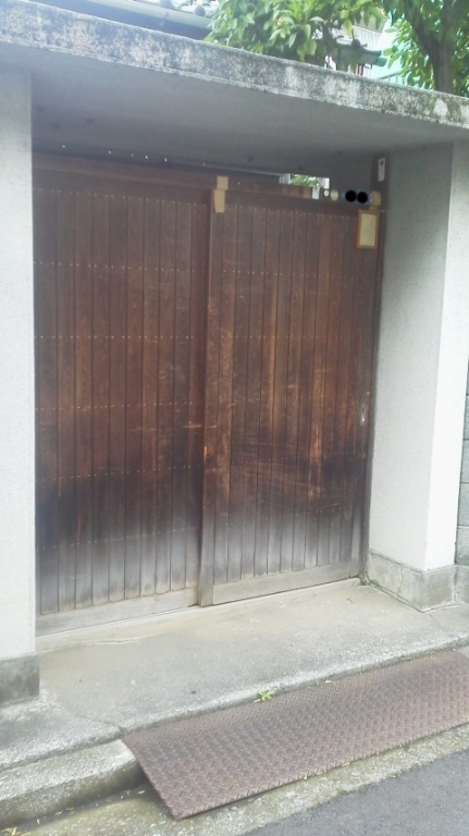 木製の門戸
